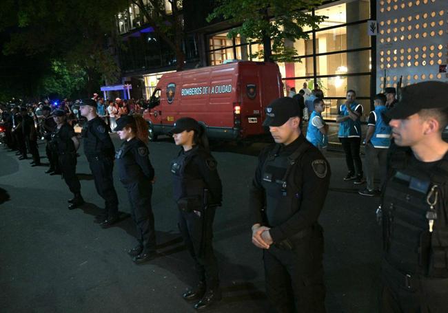 Policías argentinos junto a la puerta del hotel donde falleció Liam Payne.