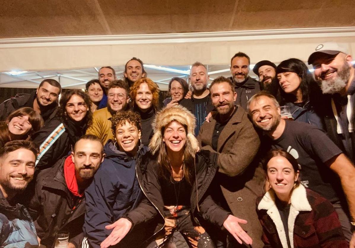 Natalia Tena, rodeada de compañeros de 'El mal', durante la fiesta de fin de rodaje.