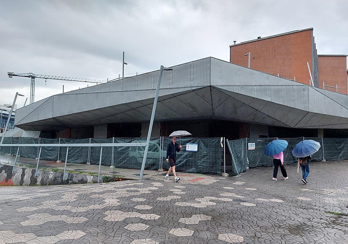 Los operarios trabajan dentro de los trece locales sin uso que se encuentran en la parte superior e inferior de la plaza Pormetxeta.