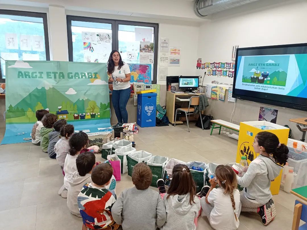 Un taller de reciclaje que forma parte del proyecto de educación ambiental de la Mancomunidad