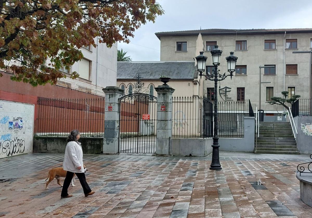 El centro, que lleva un año escolar cerrado, podrá mantener la capilla, según dictamina el decreto municipal.