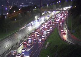 Un accidente múltiple provoca retenciones kilométricas en el Txorierri a primera hora de la mañana