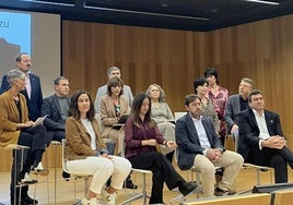 Eva Ferreira, rodeada de su equipo para las elecciones resctorales.