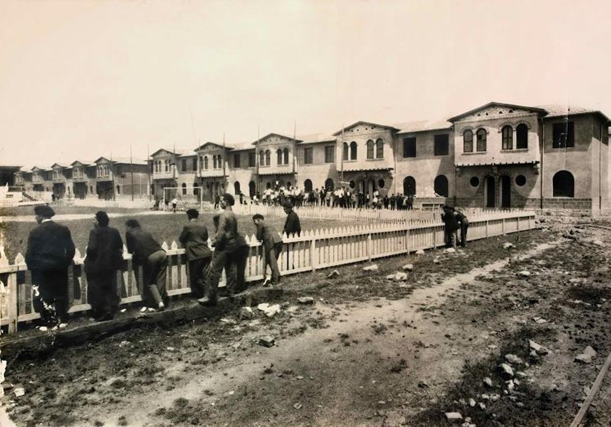 Histórica imagen de las conocidas como 'casas baratas' de Romo, cuando se habilitó un campo de fútbol junto a ellas, donde anteriormente se encontraban varias huertas.