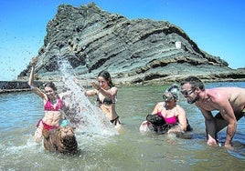 Vecinos de Bermeo se dan un chapuzón en la playa de Aritzatxu.