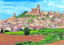 Panorámica de Artajona, con su lienzo de murallas sobrevolando el pueblo.