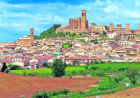 Panorámica de Artajona, con su lienzo de murallas sobrevolando el pueblo.