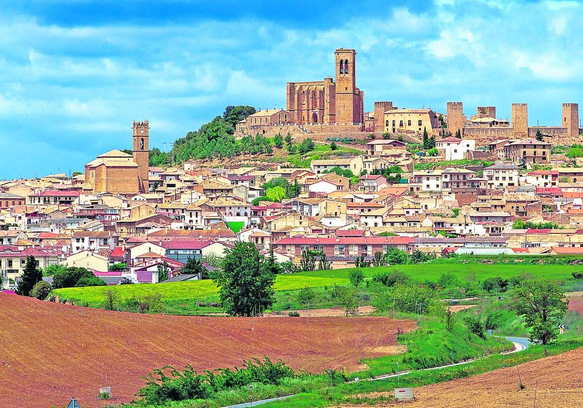 Panorámica de Artajona, con su lienzo de murallas sobrevolando el pueblo.