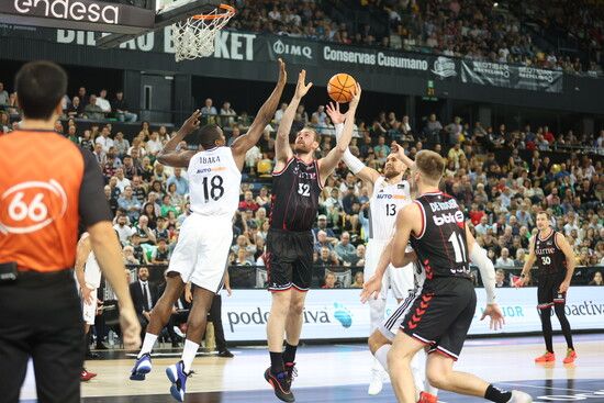 Tryggvi Hlinason, con el balón, jugó menos minutos de los habtuales ante el Kutaisi para reservar energías ante el Gran Canaria.