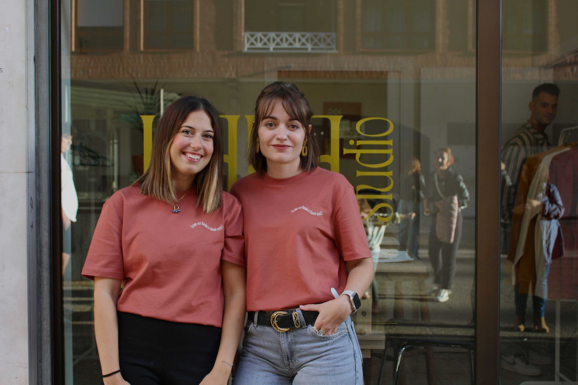 El sueño de dos amigas: un novedoso espacio en Galdakao para pintar o tejer tomando un café