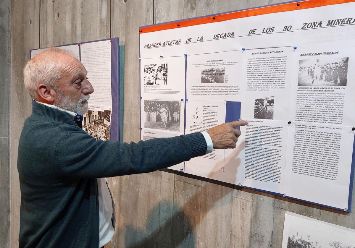 Imagen principal - Nobel Lado, durante una visita guiada por la exposición, que muestra numerosas imágenes antiguas, como una multitudinaria carrera en la plaza de Ortuella en 1918, así como varias medallas y trofeos.