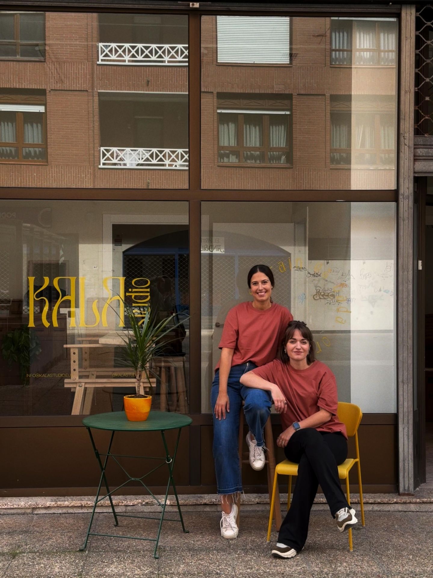 El sueño de dos amigas: un novedoso espacio en Galdakao para pintar o tejer tomando un café