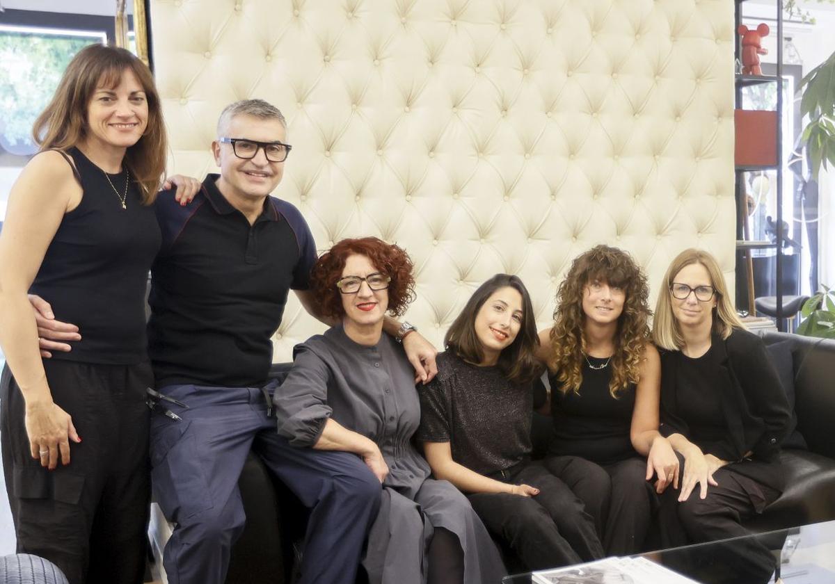 Pedro, el peluquero de Barakaldo que trabajó para Almodóvar, celebra los 30 años de su salón.
