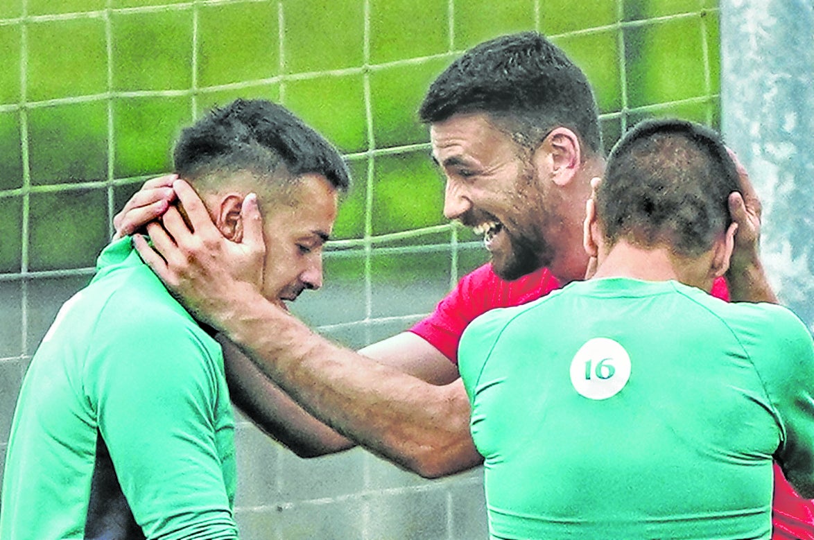 Unai Simón bromea con Gorosabel en un entrenamiento.