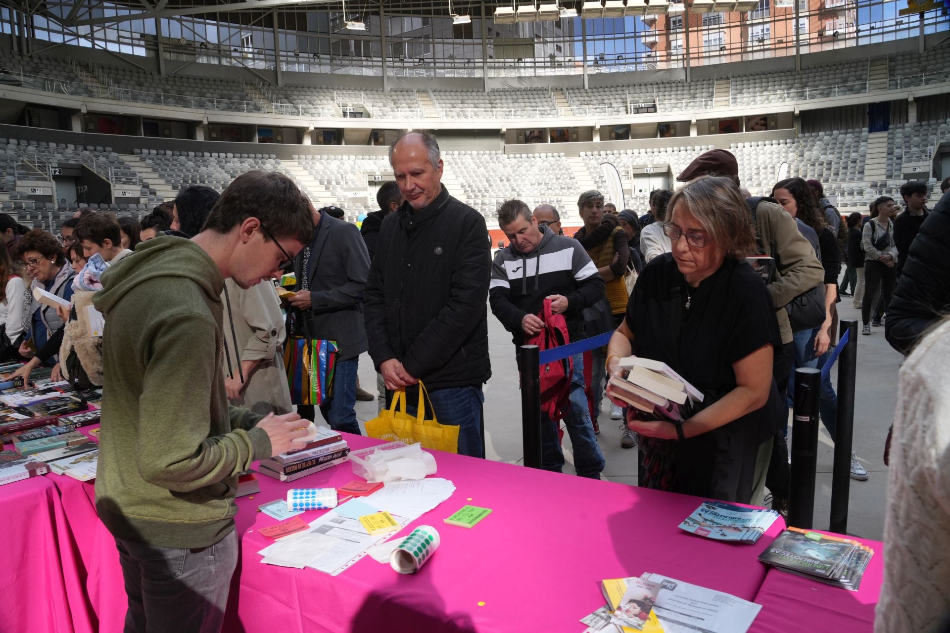 El Mercado del Trueque llena el Iradier con 5.000 libros