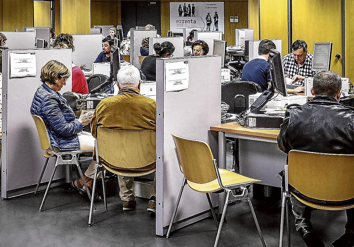 Ciudadanos realizan sus consultas fiscales en dependencias de la Hacienda foral alavesa, en Vitoria.