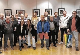 Marta (a la izquierda) y Maialen (derecha), en el centro del grupo de los Amigos de la Micología.