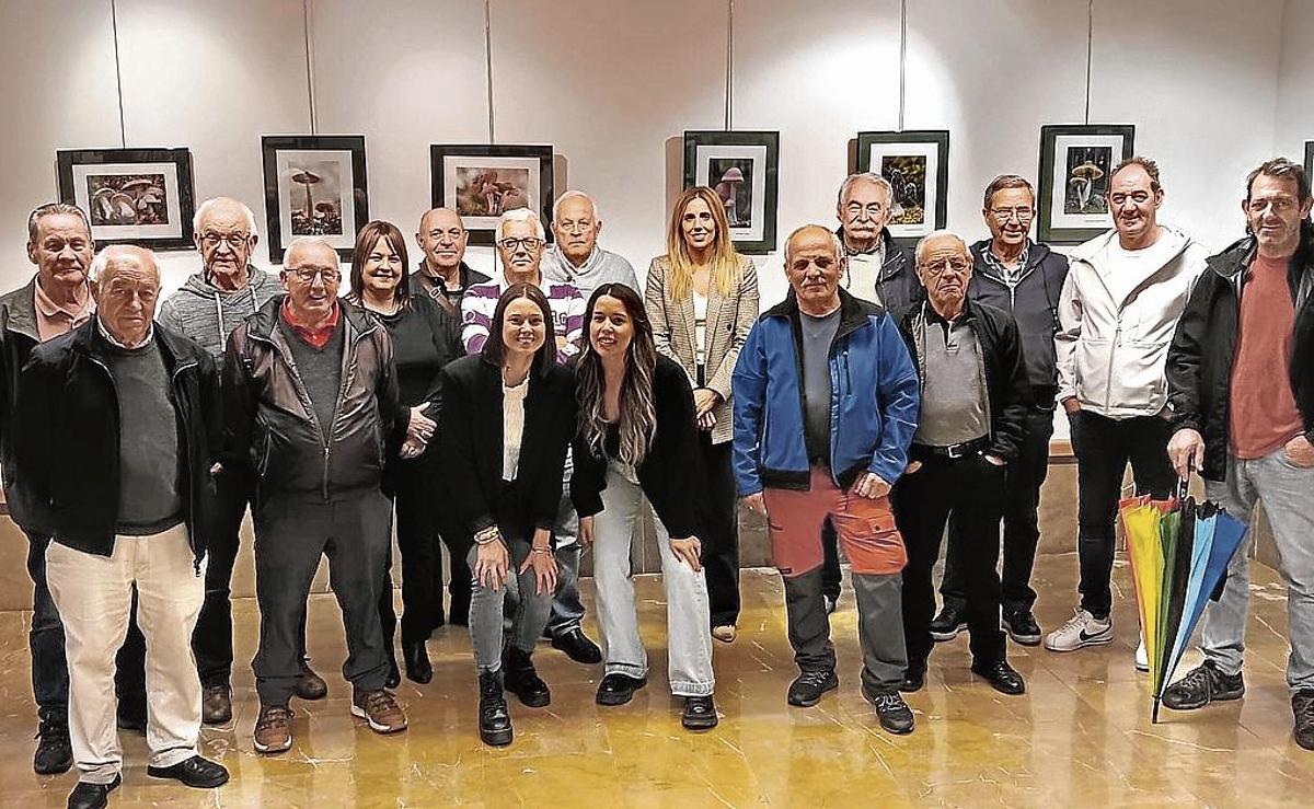 Marta (a la izquierda) y Maialen (derecha), en el centro del grupo de los Amigos de la Micología.