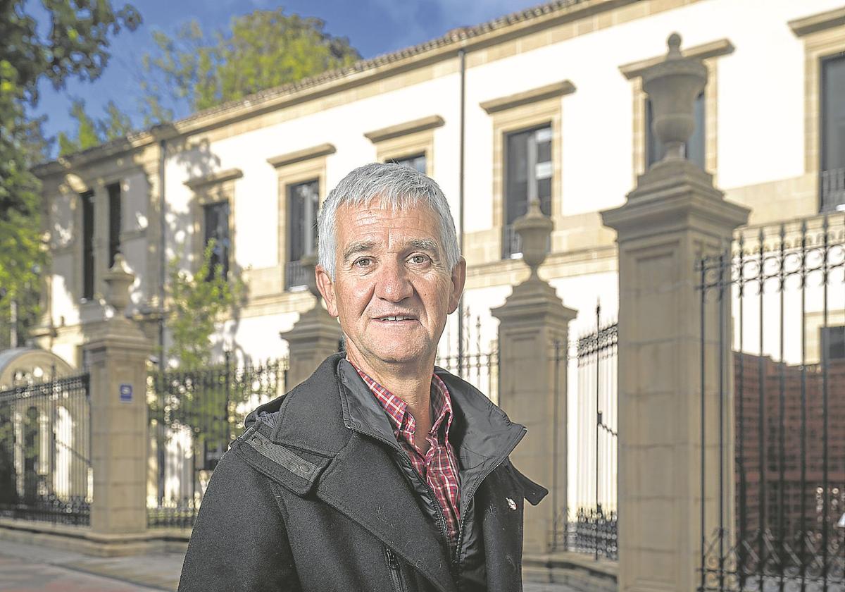 Despedida. Iturbe posa ante la fachada principal del Parlamento vasco, a donde llegó en 1987 como archivista.