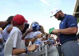 Rahm firma autógrafos al término de su vuelta.