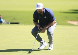 Rahm se agacha para estudiar un green en la tercera jornada del Andalucía Masters.