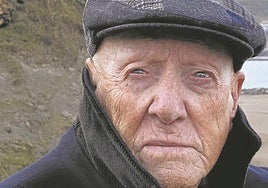 El escritor en su despacho, a finales de 2005, con parte del manuscrito de la novela.