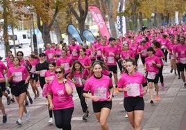 Casi 2.000 personas han participado en esta carrera solidaria por las calles de Vitoria.