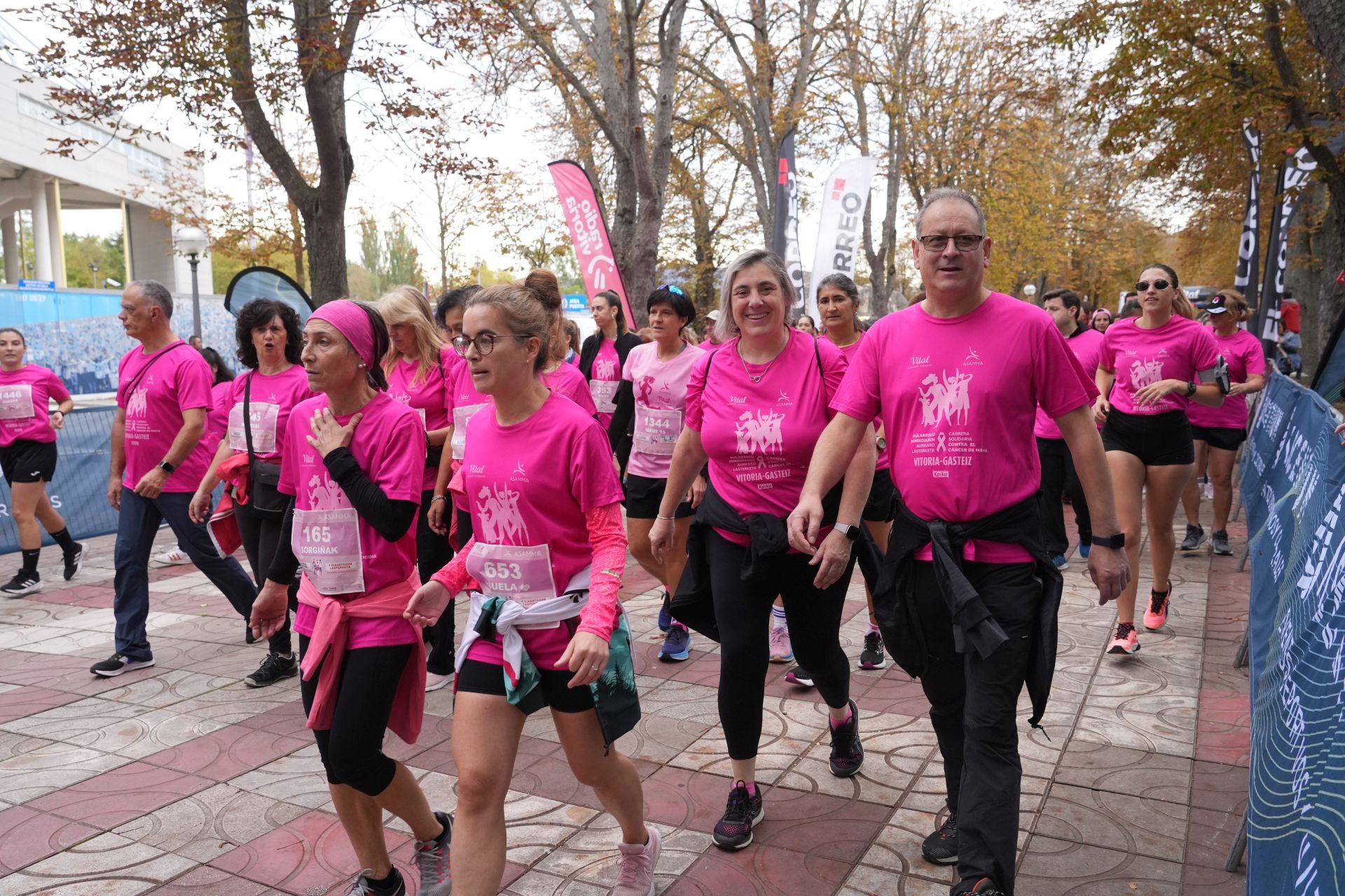 La marea rosa contra el cáncer de mama toma Vitoria