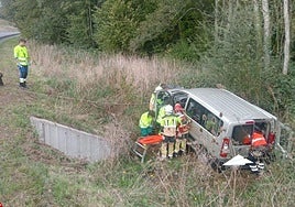 Bomberos trabajan en las labroes de rescate del conductor accidentado.