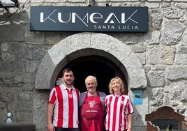 Jon Atxa, a la izquierda, con su padre Luis y su madre, Loli Riestra.