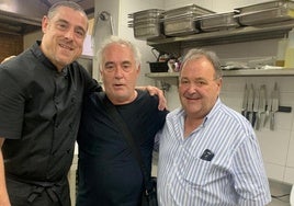 El parrillero Jon Bustinza, Ferran Adrià y Mikel Bustinza, en Asador Horma Ondo.