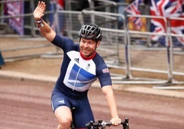 El ciclista británico Chris Hoy participó en el Desfile del Jubileo de Platino de la Reina Isabel de Gran Bretaña, en Londres, Gran Bretaña, el 5 de junio de 2022.