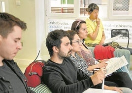 Jóvenes en un cursillo organizado en Barakaldo para aprender a realizar la declaración de la renta.
