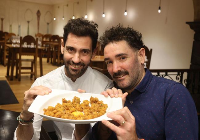 El cocinero Gorka Petralanda y su hermano Aritz Eder con un plato de mollejas como el que tomó Ferran Adrià esta semana en el Indusi de García Rivero.