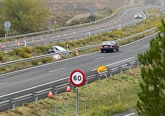 Punto de la AP-68 en la que se ha producido en accidente, donde aún ha restos en la mediana.