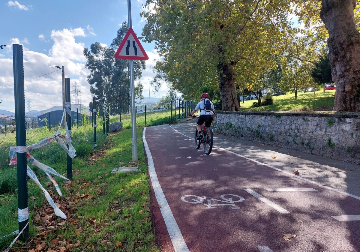 El nuevo camino partirá a la derecha tras el árbol y el muro, en el parque Orconera, antes de ascender hasta el colegio público Munoa.