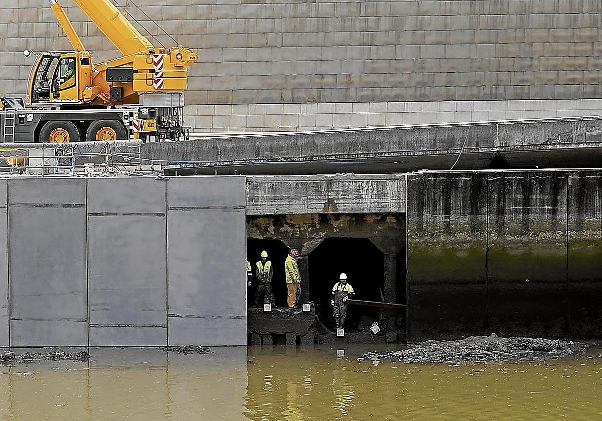 Operarios durante la instalación de los nuevos paneles.