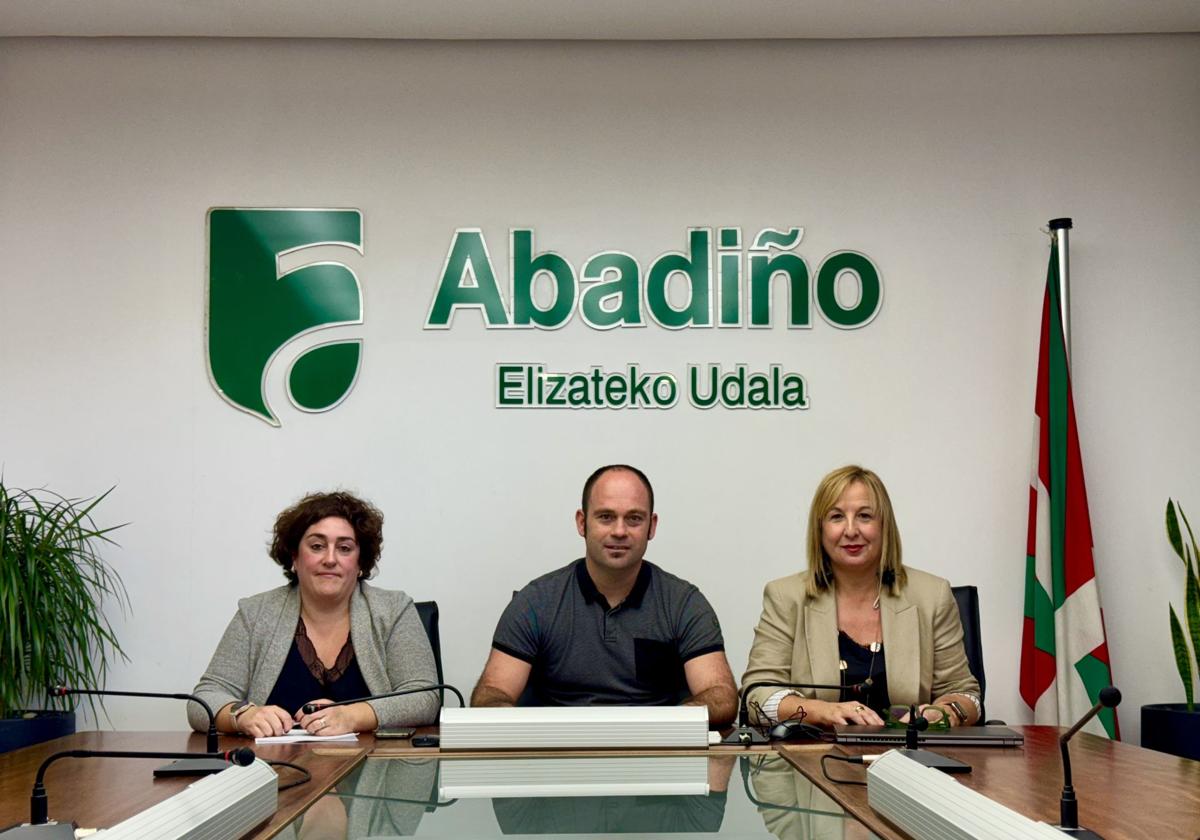 La segunda teniente de alcalde, Naiara Bildosola; el alcalde, Mikel Urrutia (EH Bildu); y la concejala de Bienestar Social, Edurne Maguregi (AIB), presentaron la propuesta en el Ayuntamiento.