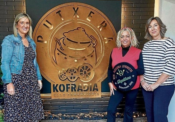 Egiarte Zulaika y Eva Pérez, participantes, junto a Begoña Ortiz de Vallejuelo, próxima presidenta de la Cofradía de la Putxera.