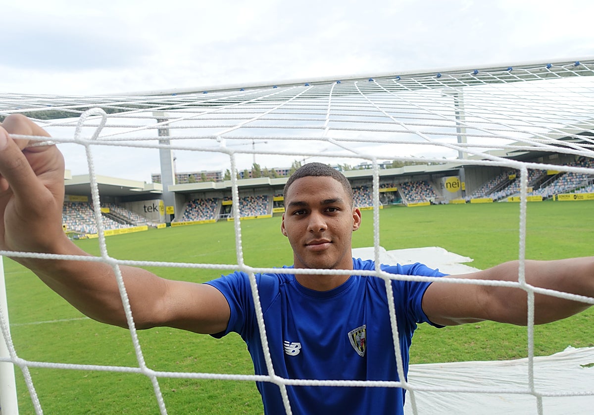 Sannadi posa para El Correo en Lasesarre.