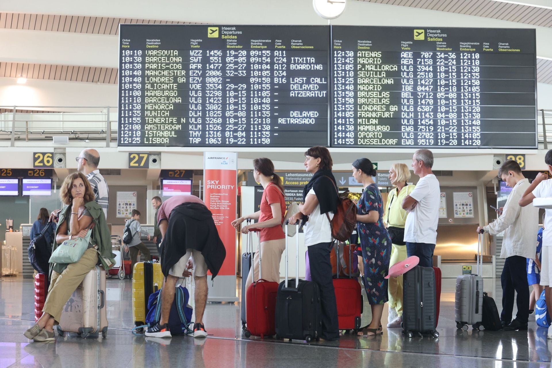 Pasajeros esperando a facturar en el aeropuerto de Bilbao