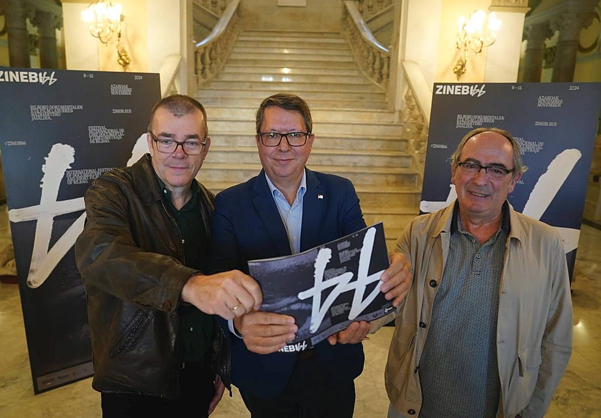 Joseba Lopezortega junto al concejal de Cultura, Gonzalo Olabarria, e Iñaki López de Aguileta, director del Área de Cultura del Ayuntamiento de Bilbao.
