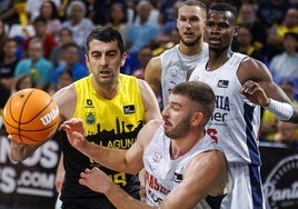 Rogkavopoulos, con Sedekerskis al fondo, en un lance del partido ante el Tenerife.