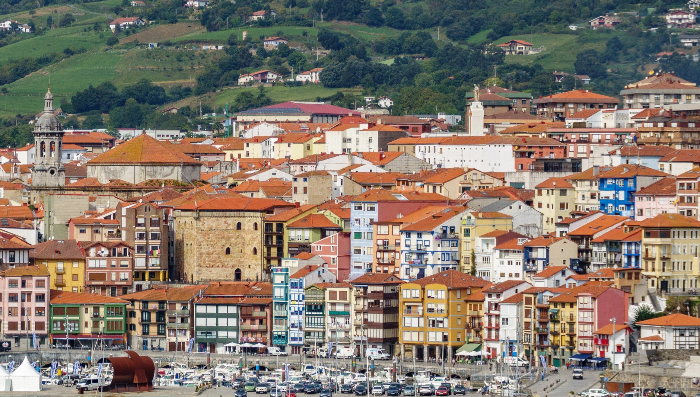 Vista general del municipio vizcaíno de Bermeo.