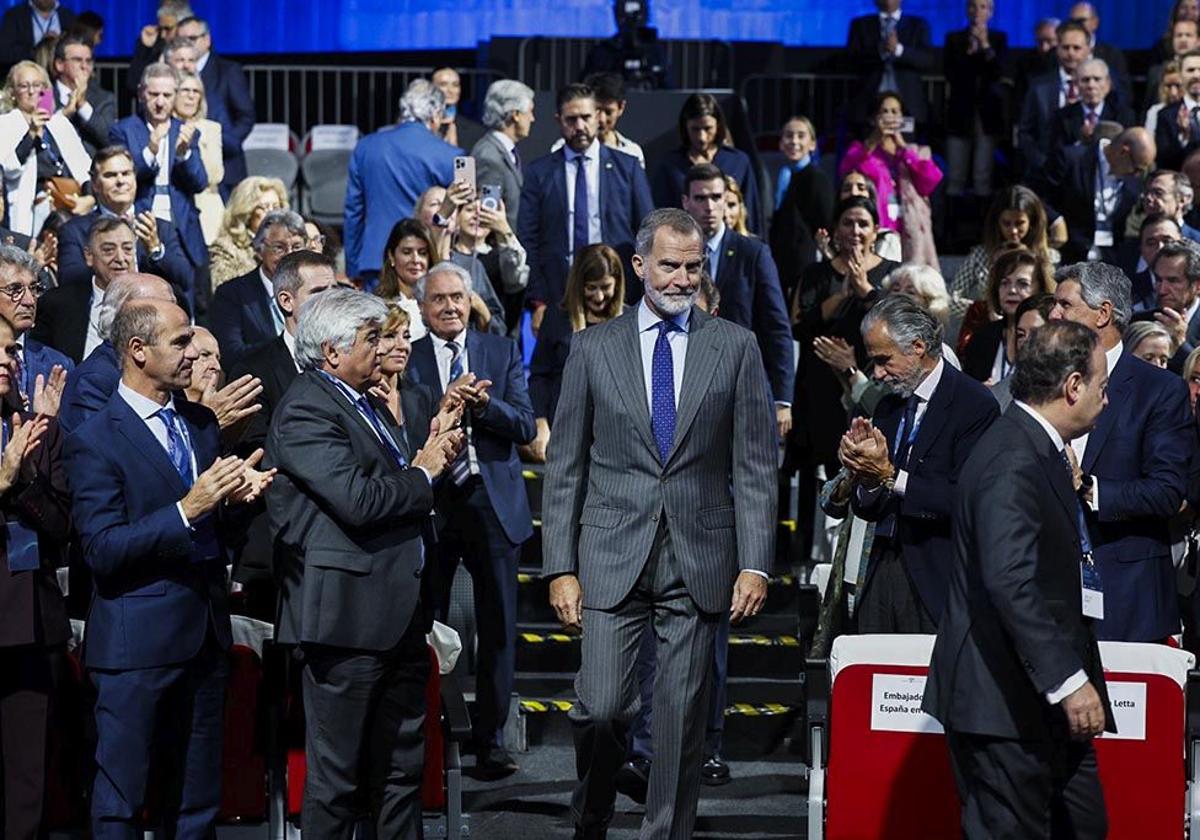 Felipe VI en el momento de acceder al salón en el que se ha celebrado el congreso del Instituto de la Empresa Familiar, en Santander.