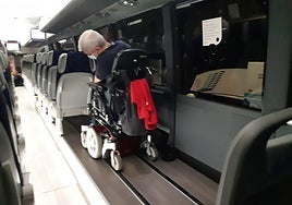Un usuario de silla de ruedas en un autobús.