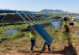 Operarios del parque solar Ekian, durante la instalación de las placas fotovoltaicas.