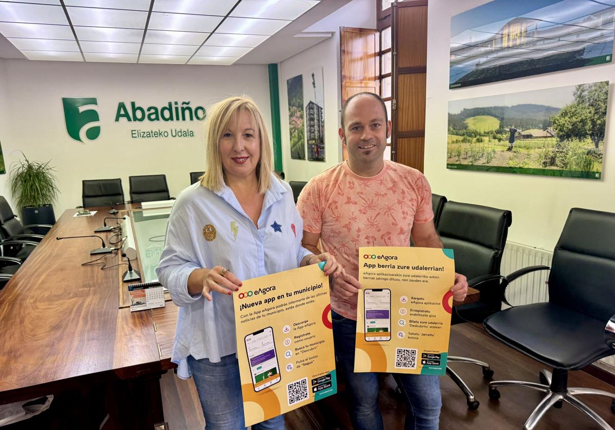 La teniente de alcalde, Edurne Maguregi y el regidor, Mikel Urrutia, tras la puesta en marcha de la aplicación.