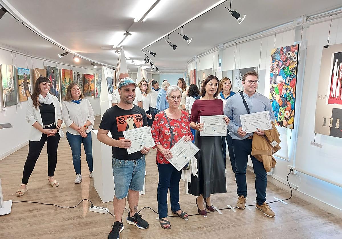 Los artistas Aratz Azpiri (premio local), Azucena Fernández (ganadora), Mari Luz Martínez Cenitagoya (tercera) y Eduardo Alsasua (segundo), posan con los premios y los cuadros de la exposición.