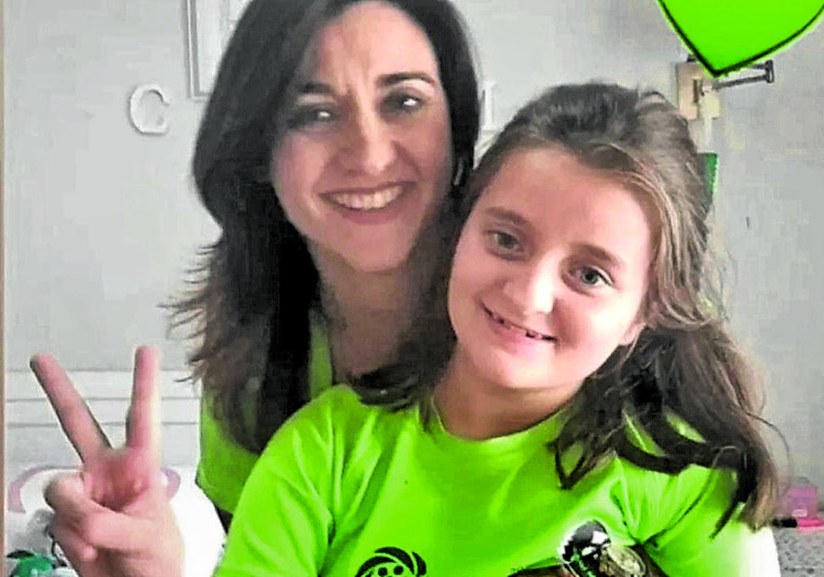 Itxaso Gondra y su hija María Navarro vestidas de verde, el color que identifica la enfermedad.